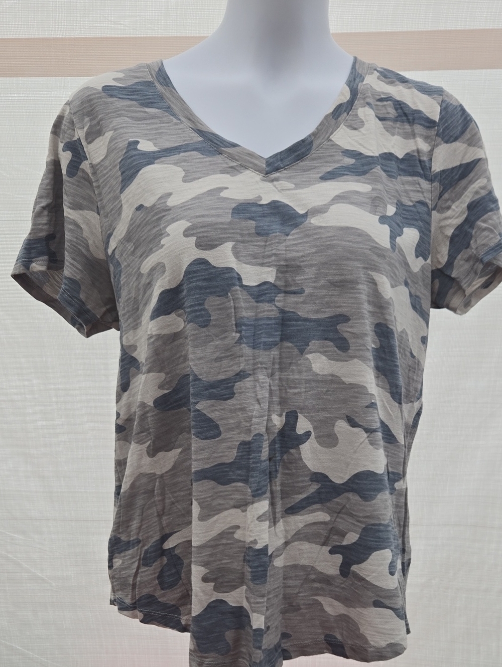 Old Navy Women's Gray Camo V-Neck Tee